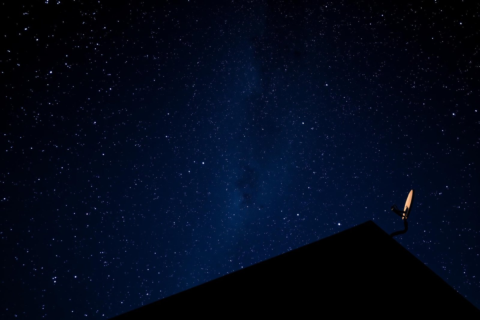 Céu noturno estrelado com antena Starlink